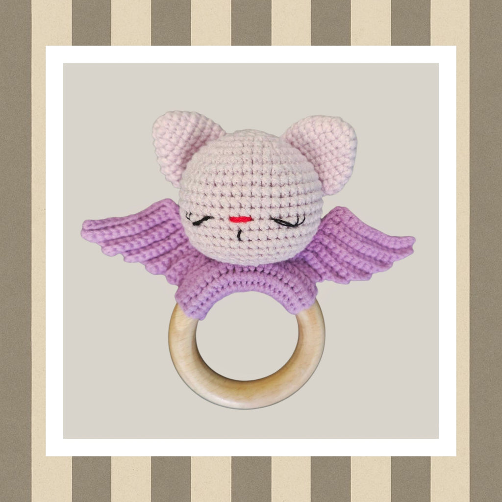 Sonajero mordedor de murciélago para bebés a crochet