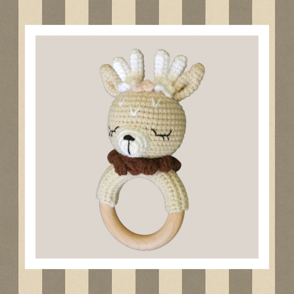 Sonajero mordedor de ciervo bebé a crochet - otoñal y mágico para bebés únicos