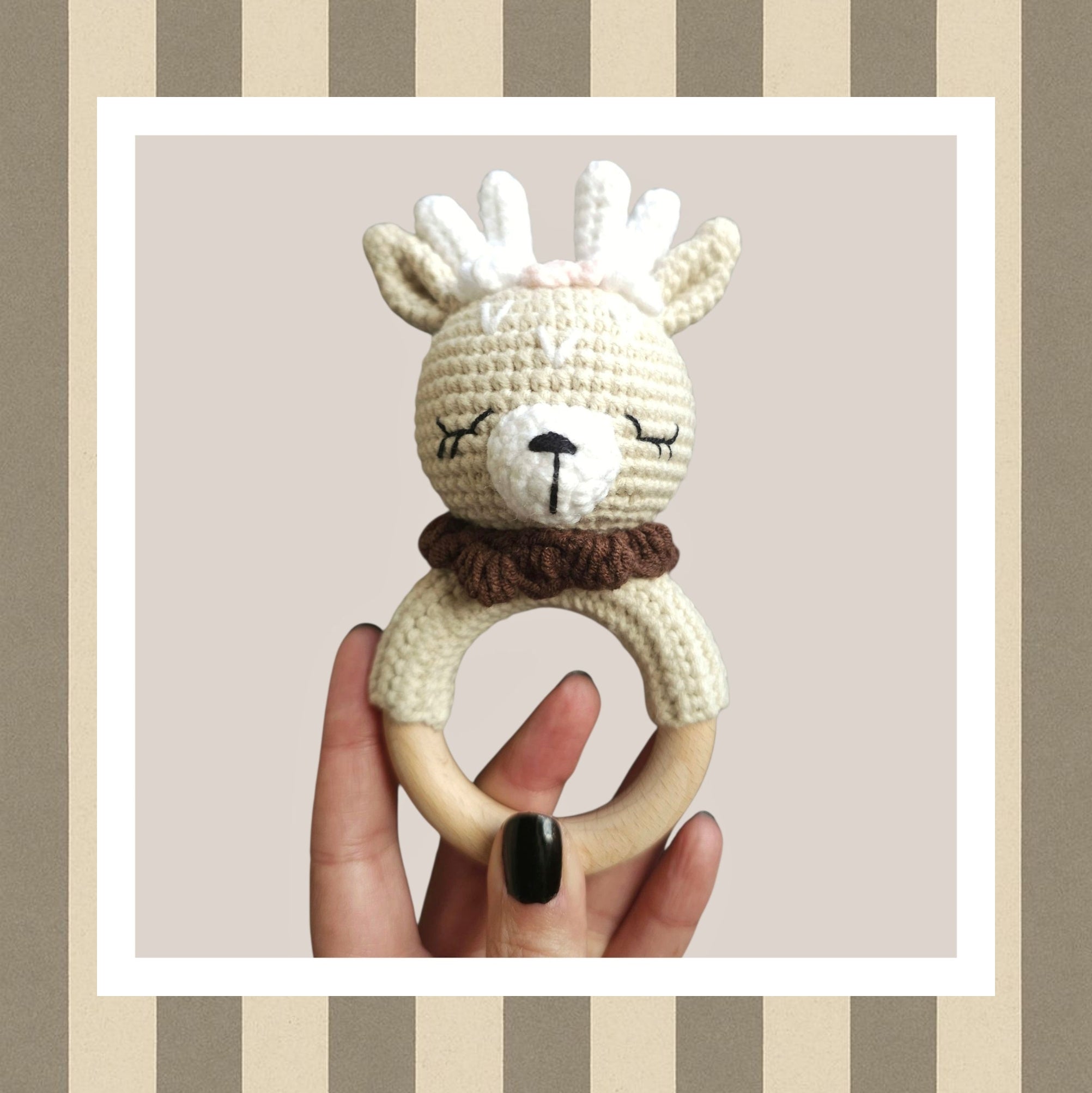 Sonajero mordedor de ciervo bebé a crochet - otoñal y mágico para bebés únicos