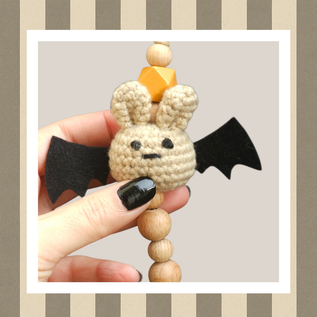 Chupetero Murciélago Marrón – Crochet y Madera Natural